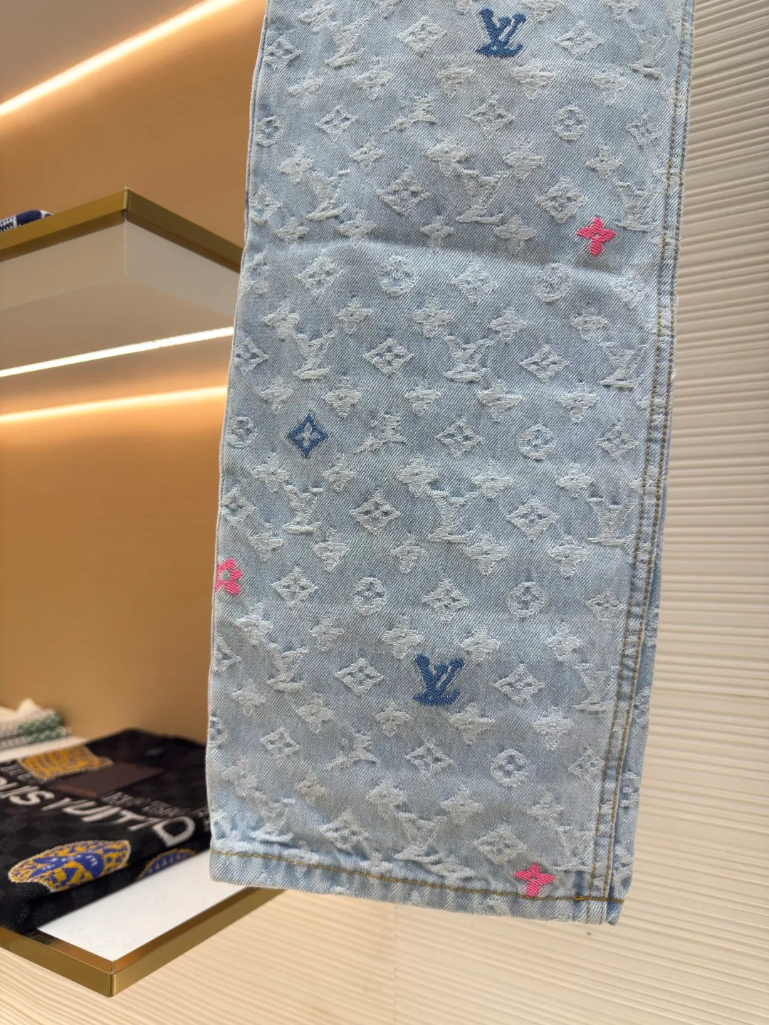 LOUIS VUITTON colorful letter jacquard denim trousers ●Authentic product: Purchased and developed by 16600 ●Item number: 1680110-B80 ●Fabric: cotton denim fabric ●Technology: embroidery ●Version: fitted version ●Weight: about 780 grams ●Size: 30-32-34-36 ●Description: It is made of unique washed denim cotton with excellent elasticity and stretchability. The entire model has been washed twice to achieve the perfect texture and color. The various wiring and workmanship are even more meticulous. The whole body is customized with hardware and customized leather labels. All details are perfect!